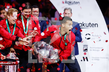 27/11/2022 - Felix Auger-Aliassime of Canada celebrates the victory with the trophy after winning the Davis Cup Finals 2022, Final, against Australia on november 27, 2022 at Palacio de Deportes Martin Carpena pavilion in Malaga, Spain - TENNIS - DAVIS CUP FINALS 2022 - CANADA V AUSTRALIA - INTERNAZIONALI - TENNIS