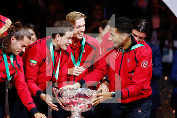 27/11/2022 - Vasek Pospisil, Denis Shapovalov and Felix Auger-Aliassime of Canada celebrate the victory with the trophy after winning the Davis Cup Finals 2022, Final, against Australia on november 27, 2022 at Palacio de Deportes Martin Carpena pavilion in Malaga, Spain - TENNIS - DAVIS CUP FINALS 2022 - CANADA V AUSTRALIA - INTERNAZIONALI - TENNIS