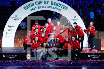 27/11/2022 - Players of Canada celebrate the victory with the trophy after winning the Davis Cup Finals 2022, Final, against Australia on november 27, 2022 at Palacio de Deportes Martin Carpena pavilion in Malaga, Spain - TENNIS - DAVIS CUP FINALS 2022 - CANADA V AUSTRALIA - INTERNAZIONALI - TENNIS