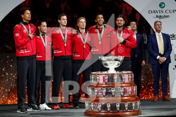 2022-11-27 - Canadian team with cup during hymn - COPPA DAVIS - FINAL - CANADA VS AUSTRALIA - INTERNATIONALS - TENNIS