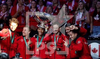 2022-11-27 - F: Auger Aliassime with cup on his head celebrate win with  the team - COPPA DAVIS - FINAL - CANADA VS AUSTRALIA - INTERNATIONALS - TENNIS
