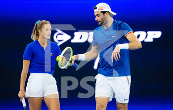 2022-12-30 - Camila Rosatello of Italy & Matteo Berrettini of Italy in action during mixed doubles at the 2023 United Cup Brisbane tennis tournament on December 30, 2022 in Brisbane, Australia - TENNIS - UNITED CUP 2023 - INTERNATIONALS - TENNIS