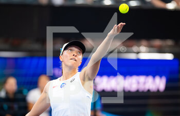 2022-12-31 - Iga Swiatek of Poland in action against Yulia Putintseva of Kazakhstan during her first match at the 2023 United Cup Brisbane tennis tournament on December 31, 2022 in Brisbane, Australia - TENNIS - UNITED CUP 2023 - INTERNATIONALS - TENNIS