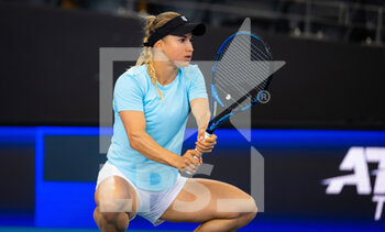 2022-12-31 - Yulia Putintseva of Kazakhstan in action against Iga Swiatek of Poland during her second match at the 2023 United Cup Brisbane tennis tournament on December 31, 2022 in Brisbane, Australia - TENNIS - UNITED CUP 2023 - INTERNATIONALS - TENNIS