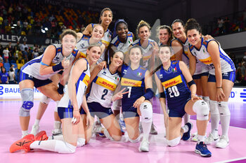 2022-05-22 - Italy players celebrate the victory - TEST MATCH - WOMEN ITALY VS WOMEN BULGARIA - FRIENDLY MATCH - VOLLEYBALL