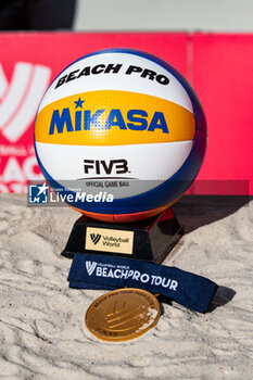 2022-06-19 - The official ball and the official gold medal during the Beach Volleyball , Paris Beach Pro Tour on October 1, 2023 at Roland Garros, Paris, France - BEACH VOLLEYBALL - PARIS BEACH PRO TOUR - BEACH VOLLEY - VOLLEYBALL