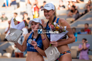 2022-06-19 - Kristen Nuss of USA and Taryn Kloth of USA celebrate the victory after the Beach Volleyball , Paris Beach Pro Tour on October 1, 2023 at Roland Garros, Paris, France - BEACH VOLLEYBALL - PARIS BEACH PRO TOUR - BEACH VOLLEY - VOLLEYBALL