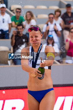 2022-06-19 - Katja Stam of Netherlands celebrates the victory after the Beach Volleyball , Paris Beach Pro Tour on October 1, 2023 at Roland Garros, Paris, France - BEACH VOLLEYBALL - PARIS BEACH PRO TOUR - BEACH VOLLEY - VOLLEYBALL