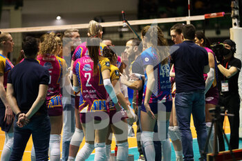 2022-02-03 - MARCO GASPARI (coach Vero Volley Monza) and Monza players during time out - VERO VOLLEY MONZA VS VAKIFBANK ISTANBUL - CHAMPIONS LEAGUE WOMEN - VOLLEYBALL