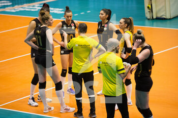 2022-02-03 - Giovanni Guidetti and players of Vakifbank Istanbul - VERO VOLLEY MONZA VS VAKIFBANK ISTANBUL - CHAMPIONS LEAGUE WOMEN - VOLLEYBALL
