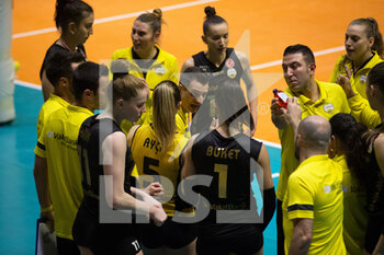 2022-02-03 - Giovanni Guidetti (coach Vakifbank Istanbul) with team during time out  - VERO VOLLEY MONZA VS VAKIFBANK ISTANBUL - CHAMPIONS LEAGUE WOMEN - VOLLEYBALL