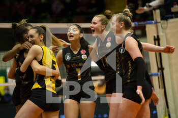 2022-02-03 - Happiness of  Isabelle Haak (VakifBank Istanbul) and teammates - VERO VOLLEY MONZA VS VAKIFBANK ISTANBUL - CHAMPIONS LEAGUE WOMEN - VOLLEYBALL