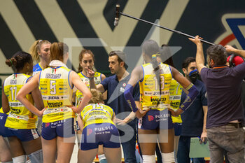 2022-03-09 - DANIELE SANTARELLI (Imoco coach) and Conegliano players during time out - QUARTER FINALS - VERO VOLLEY MONZA VS CARRARO IMOCO VOLLEY CONEGLIANO - CHAMPIONS LEAGUE WOMEN - VOLLEYBALL