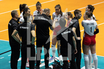 2022-12-07 - Head Coach PETKOV Ivan (Sc Prometey Dnipro) with players during time out during first day of Champions League Women between Vero Volley Milano vs Prometey Dnipro - VERO VOLLEY MILANO VS SC 