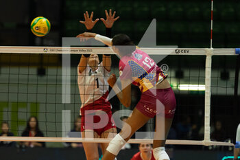 2022-12-07 - Spike of JORDAN THOMPSON (Vero Volley Milano) during first day of Champions League Women between Vero Volley Milano vs Prometey Dnipro - VERO VOLLEY MILANO VS SC 