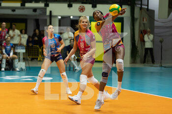 2022-12-07 - MYRIAM SYLLA (Vero Volley Milano) on defense during first day of Champions League Women between Vero Volley Milano vs Prometey Dnipro - VERO VOLLEY MILANO VS SC 
