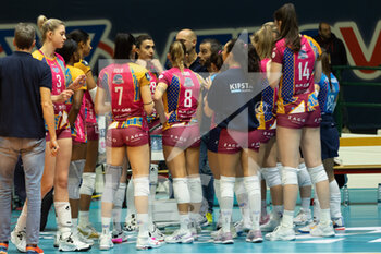 2022-12-07 - MARCO GASPARI (coach Vero Volley Milano) and Monza players during time out  - VERO VOLLEY MILANO VS SC 