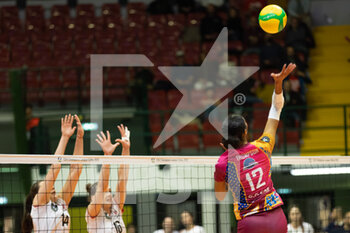 2022-12-07 - Attack of JORDAN THOMPSON (Vero Volley Milano) during first day of Champions League Women between Vero Volley Milano vs Prometey Dnipro - VERO VOLLEY MILANO VS SC 