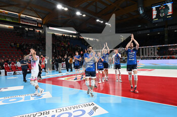 2022-12-29 - The players of Allianz Milano greet the fans at the end of the game - CUCINE LUBE CIVITANOVA VS ALLIANZ MILANO - ITALIAN CUP - VOLLEYBALL