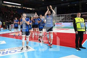 2022-12-29 - The players of Allianz Milano greet the fans at the end of the game - CUCINE LUBE CIVITANOVA VS ALLIANZ MILANO - ITALIAN CUP - VOLLEYBALL