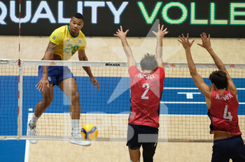 2022-07-20 - Spike of Darlan Souza Ferreira (BRA) - VOLLEYBALL NATIONS LEAGUE - MAN - QUARTER OF FINALS - BRASIL VS USA - INTERNATIONALS - VOLLEYBALL