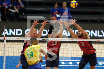 2022-07-20 - Block of USA with Kyle Ensing (USA) - David Smith (USA) and Torey Defalco (USA) - VOLLEYBALL NATIONS LEAGUE - MAN - QUARTER OF FINALS - BRASIL VS USA - INTERNATIONALS - VOLLEYBALL