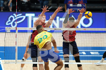 2022-07-20 - Block of David Smith (USA) and Kyle Ensing (USA) - VOLLEYBALL NATIONS LEAGUE - MAN - QUARTER OF FINALS - BRASIL VS USA - INTERNATIONALS - VOLLEYBALL