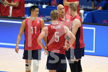 2022-07-20 - USA team speak with John Speraw - Head coach USA volley team - VOLLEYBALL NATIONS LEAGUE - MAN - QUARTER OF FINALS - BRASIL VS USA - INTERNATIONALS - VOLLEYBALL