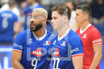 2022-07-21 - Earvin Ngapeth (FRA) and Pierre Derouillon (FRA) - VOLLEYBALL NATIONS LEAGUE MAN - QUARTER OF FINALS - FRANCE VS JAPAN - INTERNATIONALS - VOLLEYBALL