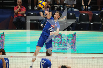 2022-07-21 - Quentin Jouffroy (FRA) at serve. - VOLLEYBALL NATIONS LEAGUE MAN - QUARTER OF FINALS - FRANCE VS JAPAN - INTERNATIONALS - VOLLEYBALL