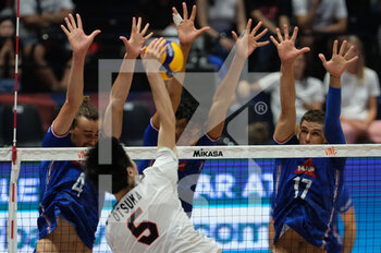 2022-07-21 - Block France with Trevor Clevenot (FRA) and Barthelemy Chinenyeze (FRA) - VOLLEYBALL NATIONS LEAGUE MAN - QUARTER OF FINALS - FRANCE VS JAPAN - INTERNATIONALS - VOLLEYBALL