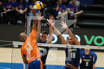 2022-07-20 - Block of Roberto Russo (ITA) and Simone Giannelli (ITA) - VOLLEYBALL NATIONS LEAGUE - MAN - QUARTER OF FINALS - ITALY VS NETHERLANDS - INTERNATIONALS - VOLLEYBALL