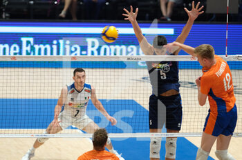 2022-07-20 - Block of Alessandro Michieletto (ITA) - VOLLEYBALL NATIONS LEAGUE - MAN - QUARTER OF FINALS - ITALY VS NETHERLANDS - INTERNATIONALS - VOLLEYBALL