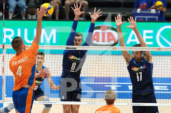 2022-07-20 - Block of Simone Giannelli (ITA) and Simone Anzani (ITA) - VOLLEYBALL NATIONS LEAGUE - MAN - QUARTER OF FINALS - ITALY VS NETHERLANDS - INTERNATIONALS - VOLLEYBALL