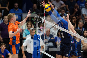 2022-07-20 - Block of Simone Giannelli (ITA) on Bennie Junior Tuinstra - (NED) attack - VOLLEYBALL NATIONS LEAGUE - MAN - QUARTER OF FINALS - ITALY VS NETHERLANDS - INTERNATIONALS - VOLLEYBALL