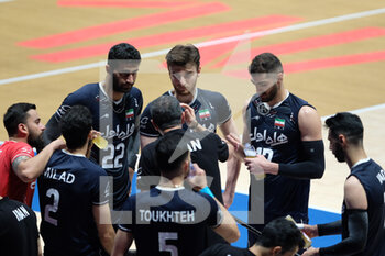2022-07-21 - Iran team during an time-out. - VOLLEYBALL NATIONS LEAGUE MAN - QUARTER OF FINALS - POLAND VS IRAN - INTERNATIONALS - VOLLEYBALL