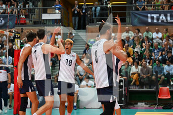 2022-08-18 - Team Usa, celebrates after scoring a point - DHL TEST MATCH TOURNAMENT - ITALY VS USA - INTERNATIONALS - VOLLEYBALL