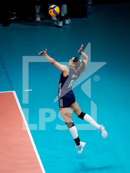 2022-09-28 - Ye Jin of China serves during the FIVB Volleyball Women's World Championship 2022, Pool D Phase 1, Volleyball match between China and Japan on September 28, 2022 at the Gelredome in Arnhem, Netherlands - VOLLEYBALL - WOMEN'S WORLD CHAMP 2022 - CHINA V JAPAN - INTERNATIONALS - VOLLEYBALL