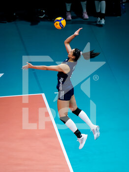 2022-09-28 - Ye Jin of China serves during the FIVB Volleyball Women's World Championship 2022, Pool D Phase 1, Volleyball match between China and Japan on September 28, 2022 at the Gelredome in Arnhem, Netherlands - VOLLEYBALL - WOMEN'S WORLD CHAMP 2022 - CHINA V JAPAN - INTERNATIONALS - VOLLEYBALL