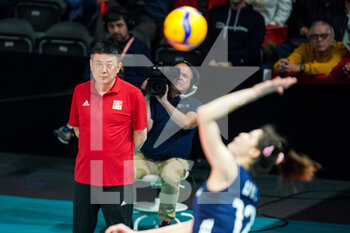 2022-09-28 - Coach Cai Bin of China during the FIVB Volleyball Women's World Championship 2022, Pool D Phase 1, Volleyball match between China and Japan on September 28, 2022 at the Gelredome in Arnhem, Netherlands - VOLLEYBALL - WOMEN'S WORLD CHAMP 2022 - CHINA V JAPAN - INTERNATIONALS - VOLLEYBALL