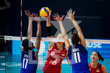 2022-10-11 - Xiangyu Gong of China, Miryam Fatime Sylla and Anna Danesi of Italy during the FIVB Volleyball Womens World Championship 2022, Quarter Final Volleyball match between Italy and China on October 11, 2022 at the Omnisport Apeldoorn in Apeldoorn, Netherlands - VOLLEYBALL - WOMEN'S WORLD CHAMP 2022 - 1/4 - ITALY V CHINA - INTERNATIONALS - VOLLEYBALL