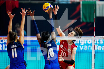 2022-10-11 - Anna Danesi and Paola Ogechi Egonu of Italy, Yunlu Wang of China during the FIVB Volleyball Womens World Championship 2022, Quarter Final Volleyball match between Italy and China on October 11, 2022 at the Omnisport Apeldoorn in Apeldoorn, Netherlands - VOLLEYBALL - WOMEN'S WORLD CHAMP 2022 - 1/4 - ITALY V CHINA - INTERNATIONALS - VOLLEYBALL