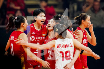 2022-10-11 - Xinyue Yuan of China celebrates a point with her team mates during the FIVB Volleyball Womens World Championship 2022, Quarter Final Volleyball match between Italy and China on October 11, 2022 at the Omnisport Apeldoorn in Apeldoorn, Netherlands - VOLLEYBALL - WOMEN'S WORLD CHAMP 2022 - 1/4 - ITALY V CHINA - INTERNATIONALS - VOLLEYBALL