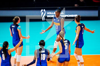 2022-10-11 - Miryam Fatime Sylla of Italy celebrates a point with her team mates during the FIVB Volleyball Womens World Championship 2022, Quarter Final Volleyball match between Italy and China on October 11, 2022 at the Omnisport Apeldoorn in Apeldoorn, Netherlands - VOLLEYBALL - WOMEN'S WORLD CHAMP 2022 - 1/4 - ITALY V CHINA - INTERNATIONALS - VOLLEYBALL