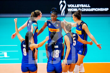 2022-10-11 - Caterina Chiara Bosetti, Marina Lubian, Paola Ogechi Egonu, Miryam Fatime Sylla, Ofelia Malinov and Anna Danesi of Italy celebrate a point during the FIVB Volleyball Womens World Championship 2022, Quarter Final Volleyball match between Italy and China on October 11, 2022 at the Omnisport Apeldoorn in Apeldoorn, Netherlands - VOLLEYBALL - WOMEN'S WORLD CHAMP 2022 - 1/4 - ITALY V CHINA - INTERNATIONALS - VOLLEYBALL