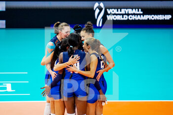 2022-10-11 - Caterina Chiara Bosetti, Marina Lubian, Paola Ogechi Egonu, Miryam Fatime Sylla, Ofelia Malinov and Anna Danesi of Italy celebrate a point during the FIVB Volleyball Womens World Championship 2022, Quarter Final Volleyball match between Italy and China on October 11, 2022 at the Omnisport Apeldoorn in Apeldoorn, Netherlands - VOLLEYBALL - WOMEN'S WORLD CHAMP 2022 - 1/4 - ITALY V CHINA - INTERNATIONALS - VOLLEYBALL