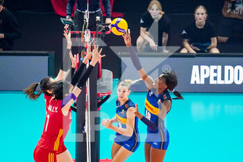 2022-10-11 - Yunlu Wang and Xinyue Yuan of China form a block while Paola Ogechi Egonu of Italy tips the ball during the FIVB Volleyball Womens World Championship 2022, Quarter Final Volleyball match between Italy and China on October 11, 2022 at the Omnisport Apeldoorn in Apeldoorn, Netherlands - VOLLEYBALL - WOMEN'S WORLD CHAMP 2022 - 1/4 - ITALY V CHINA - INTERNATIONALS - VOLLEYBALL