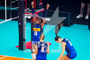 2022-10-11 - Paola Ogechi Egonu of Italy celebrates a point during the FIVB Volleyball Womens World Championship 2022, Quarter Final Volleyball match between Italy and China on October 11, 2022 at the Omnisport Apeldoorn in Apeldoorn, Netherlands - VOLLEYBALL - WOMEN'S WORLD CHAMP 2022 - 1/4 - ITALY V CHINA - INTERNATIONALS - VOLLEYBALL