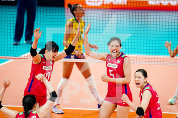 2022-10-11 - Arisa Inoue of Japan and Haruyo Shimamura of Japan celebrate a point with her team mates during the FIVB Volleyball Womens World Championship 2022, Quarter Final Volleyball match between Brazil and Japan on October 11, 2022 at the Omnisport Apeldoorn in Apeldoorn, Netherlands - VOLLEYBALL - WOMEN'S WORLD CHAMP 2022 - 1/4 - BRAZIL V JAPAN - INTERNATIONALS - VOLLEYBALL