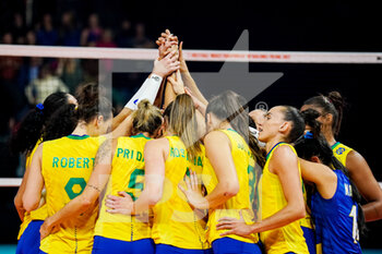 2022-10-11 - Players of Brazil celebrate their win during the FIVB Volleyball Womens World Championship 2022, Quarter Final Volleyball match between Brazil and Japan on October 11, 2022 at the Omnisport Apeldoorn in Apeldoorn, Netherlands - VOLLEYBALL - WOMEN'S WORLD CHAMP 2022 - 1/4 - BRAZIL V JAPAN - INTERNATIONALS - VOLLEYBALL